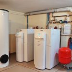 Каскад из двух тепловых насосов Vaillant по 17кВт, высокоэффективный бойлер 300 л, пиковые доводчики - газовые котлы Vaillant